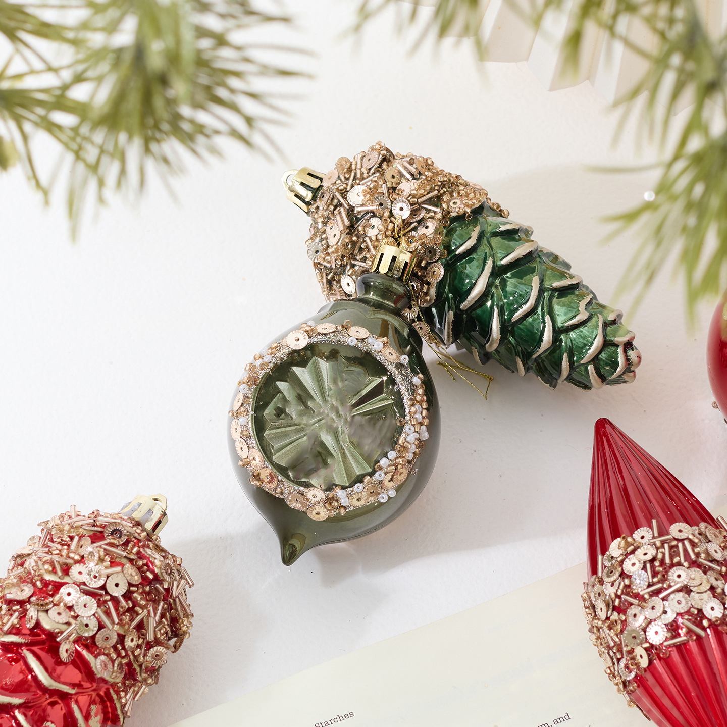 Decor Timeless Lighting - Ornements rouges et verts, boules de